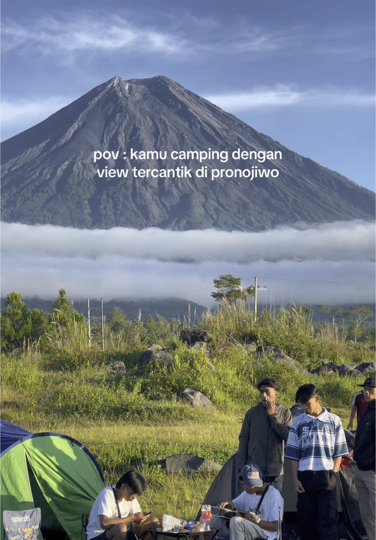 cantik banget ya bwang tempat campingnya mana semerunya muncul lagi hihi #lumajang #pronojiwo #semeru 