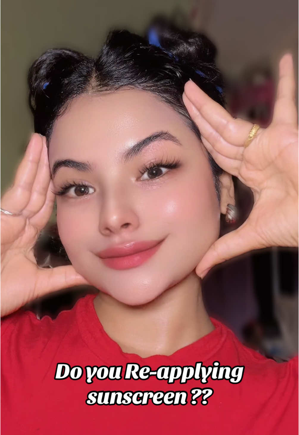 Do you guys re-apply sunscreen??#sunscreen #reapplysunscreen #newlook #skin #skinclear #smoothing #contentcreator #obeenagaire @anua_global @anua_kr @Centellian24 @nooni @sephora @memoparisofficial @Good Molecules @Abib Influencers Official @Klairs Global Official @IT'S SKIN OFFICIAL 