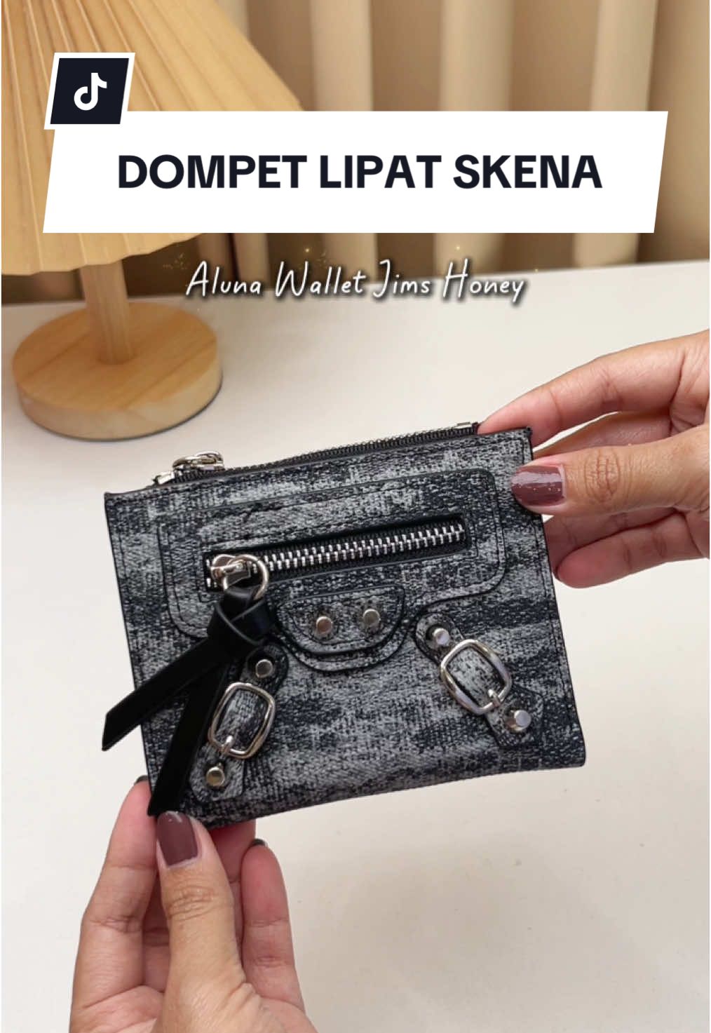 Jangan ngaku anak skena kalo belum punya dompet yang satu ini, Aluna Wallet Jims Honey. Buruan checkout sekarang 😍✨ #alunawalletjimshoney #Jimshoneysurabayastore  #RamadanEkstraSeru #WIBGajian #FYP -rm