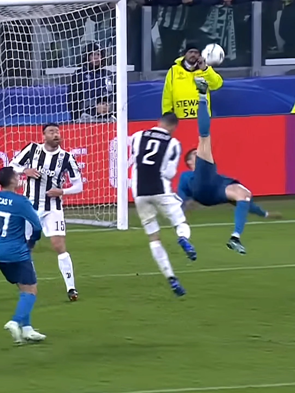 Cristiano Ronaldo back flip goal against Juventus #clips #clip #ronaldo #cr7 #cristianoronaldo #backflipgoal #realmadridfc #juventus #bufon #ucl #hystorytime #highlight #videoviral #football #supergoal 