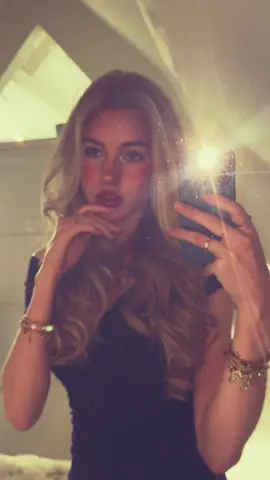 if you look closely you can see the giant crack in my phone💔💔😔😔💔 #lipsync #OOTD #blackonblack #goingoutoutfit #blowout #hairstyle 