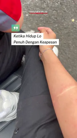 Sudah jatuh tertabrak sampah #sampah #jatuh #vespa #mokas #kaki #luka #motorcycle #motorbekas #surabayahits #mogeindo #meme #nangis #cewe 