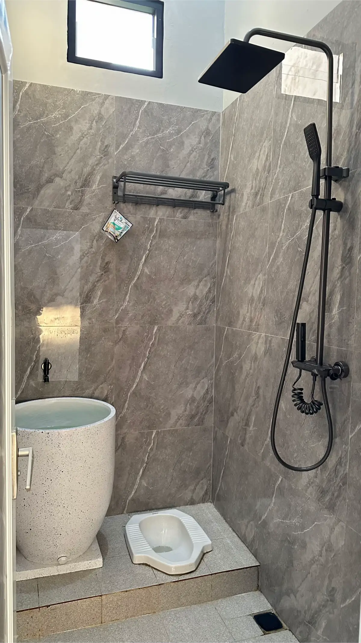 akhirnyaa selesai juga drama pertukangan iniii😋 #renovkamarmandi #kamarmandiminimalis #kamarmandiaesthetic #dekorasirumah 