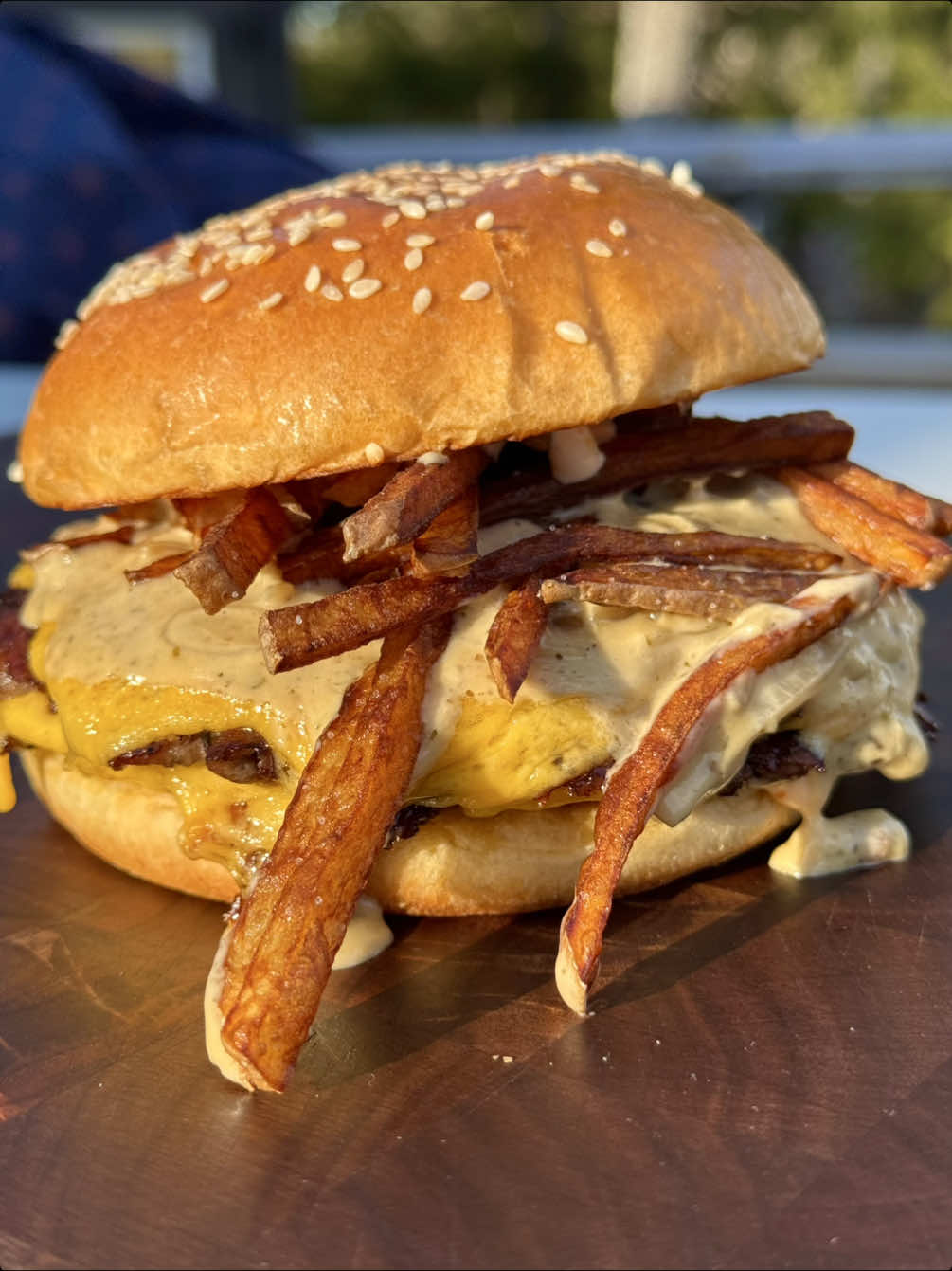 🍔 Burger Au Poivre 🍔 Also I like that I look like Samurai and that’s even better than the burger! Take care🤝 @Yocan Red @Yocan Red official  #burger #burgeraupoivre #aupoivresauce #smashburger #samurai #katana #chef #worldwide 