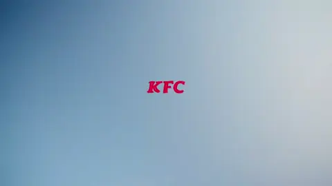 Did you know? 🤔 78% of French people are unaware that KFC’s chicken fillets are handcrafted! To highlight this, we created posters by hand — no printing, just panels, markers, and a team of experts. 🖍️👨‍🍳 #KFC #Handcrafted #Creativity