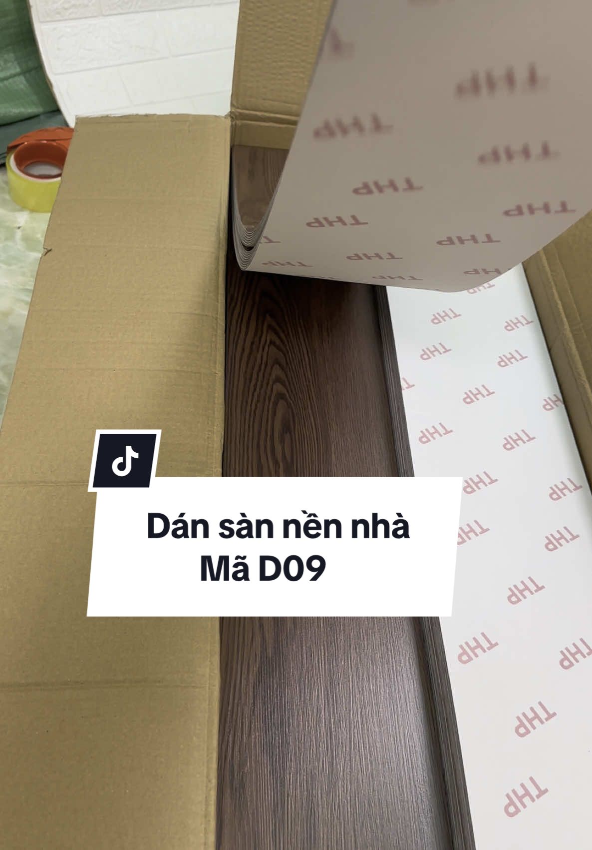 mẫu dán sàn nền nhà giả gỗ mã D09, với lớp keo tráng nhôm, cách nhiệt bề mặt chống xước#dansan #khoxophunglong 