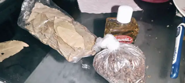 Voici une #astuce très puissante de #parfumdechance que tu peux préparer toi-même chez toi . Ingrédients :  - 1 parfum Dounia  - 9 ou 7 clous de girofle selon le sexe - 2 feuilles de laurier  - sable de marché qui s’anime très bien Posologie : Ouvrez le parfum, mettez en premier position le sable d’un grand marché qui s’allume très bien ou d’un grand Carrefour à trois voies juste un peu dans le parfum en bas, et puis neuf ou sept clous de girofle selon le sexe par la suite les deux feuilles de laurier et laisser fermer pendant trois jours. Mode d’utilisation : Passer un peu de parfum dans ses pommes et asperger ça au visage et sur son corps en faisant ses cheveux NB : parfum de chance, Niveau moyen qui peut t’aider très efficace