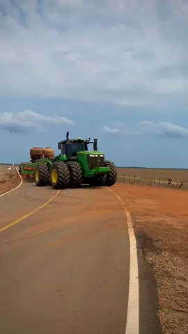 Tractor John Deere 9570R  Sembradora más grande de Colombia 🇨🇴#jhondeere #sembradora #maquinariaagricola #maquinariacolombia 
