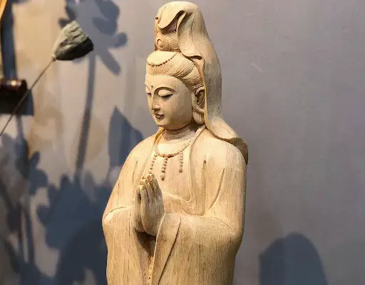 DÒNG TỪ GIỮA HỒNG TRẦN Có một dòng từ, không tiếng, không màu, như sương sớm vắt ngang nhành mai, như hương sen tan vào gió hạ. Người đời mải miết tìm điều cao xa, chẳng hay trong một ánh nhìn dịu nhẹ, trong một lần lặng thinh khi người khác nổi giận ấy đã là bước chân của Quán Âm. Ngài không ở trên cao, không ngự ngai vàng, mà đi dưới phố nơi bụi bám tà áo, nơi tiếng rao lẫn trong chuông chùa xa vắng. Ngài là người gánh nước cho bà lão đầu ngõ, là cô bé xé bánh mì chia cho kẻ lang thang. Từ bi chẳng cần phải tuyên ngôn, chỉ cần một lòng biết lắng. Ta từng thấy Ngài trong ánh nắng đầu hôm, chiếu lên vai người mẹ chờ con về trễ. Từng thấy Ngài trong chiếc dù người lạ che cho kẻ không quen, dưới cơn mưa ngập phố. Ngài hiện giữa đời, không bằng phép màu, mà bằng những điều nhỏ như tiếng cười không điều kiện. Có người hỏi ta: Làm sao tu hạnh từ? Ta đáp: Trước hết, là không ghét ai cả. Rồi sau? Là thương mà không đợi đáp. Còn nữa không? Là sống sao để nếu mình có biến mất, người khác vẫn nhớ bằng một nụ cười. Từ bi, không phải là chuyện một ngày. Là trăm ngàn khoảnh khắc không ai thấy, từng chút một, từng ngày một, như mưa thấm đất. Không cần phải thành thánh nhân, chỉ cần hôm nay dịu dàng hơn hôm qua. Không cần phải đổi thế giới, chỉ cần giữ một vùng tâm không bão. Chiều xuống, ta ngồi trước sân, pha một bình trà nhỏ. Hương trà thanh, gió cũng nhẹ. Tự hỏi: Quán Âm, hôm nay có hiện ra chăng? Và ta thấy trong chiếc lá rơi không gượng lại, trong tiếng chim bay không ngoái đầu Ngài vẫn ở đó, nhẹ hơn cả ý niệm, bền hơn cả thời gian. - Từ Vân -