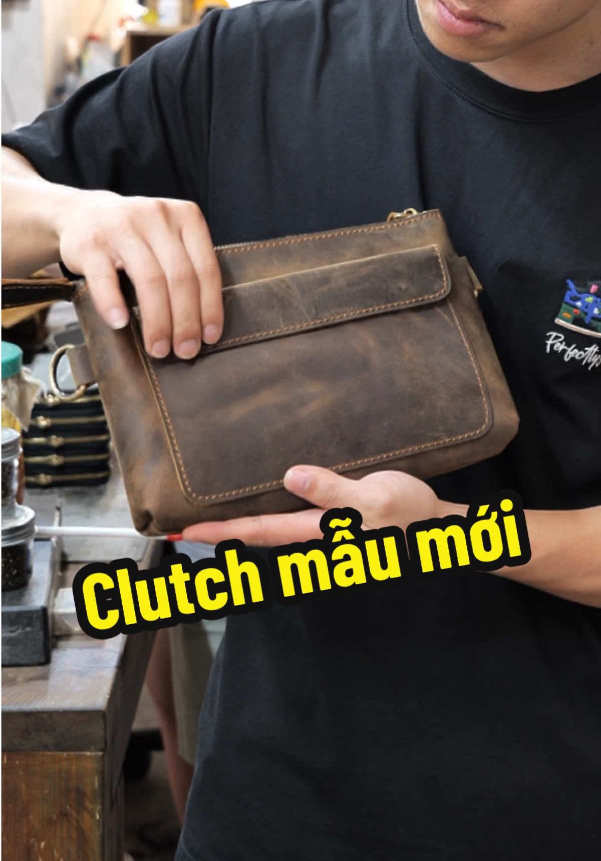 Túi clutch da bò sáp, và câu chuyện may máy hay khâu tay…
