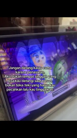 “Jangan datang cuma karena penasaran. Aku juga punya hati, bukan tempat untuk uji coba.” ##GalauBerkelas #JanganMainHati #FYP #QuotesGalau #SadVibes #PatahHati #JanganDatangKalauPergi #ForYouPage #SakitTapiDiam 