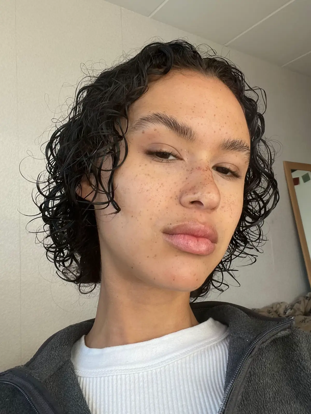 Out the shower, hair scrunched, face moisturized, simply satisfied #fyp #clean #freckles #naturally #curlygirl #facecard #skincare 