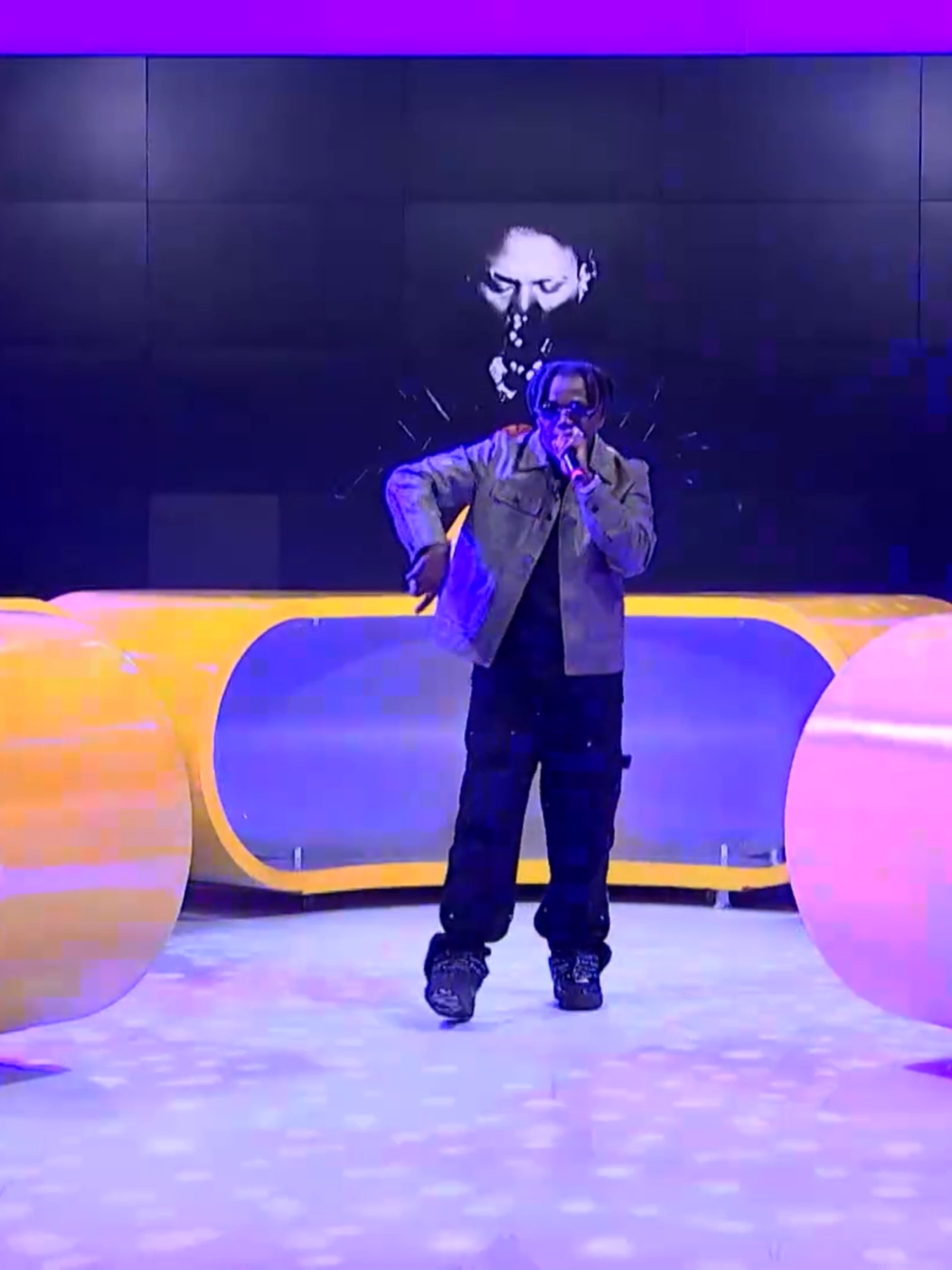 Didi B en prestation dans le Friday Show.