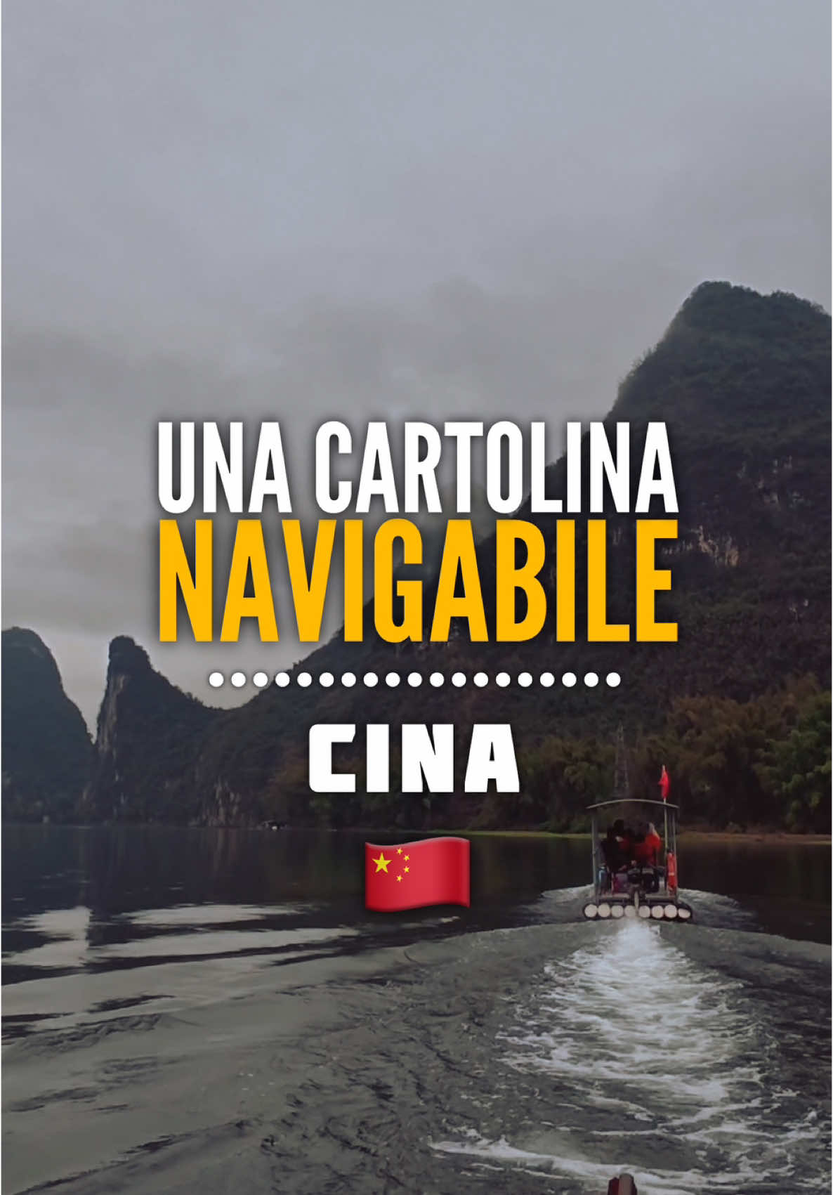 @IDEE PER VIAGGIARE  Ho navigato dentro un dipinto. Il fiume Li, a Guilin, è uno di quei posti che ti restano appiccicati negli occhi. Montagne carsiche che sembrano scolpite a mano, pescatori con i cormorani e un silenzio surreale. E poi quel momento: arrivi nel punto stampato sulla banconota da 20 yuan… e capisci tutto. #ideeperviaggiare #fidatidellapalma #viraccontoviaggi #cina  #G#GuilinF#FiumeLiC#CinaDaScoprireP#PaesaggiDaCartolina#M#MeraviglieDelMondoViaggioInCina 