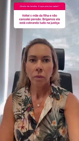 ⚠️A pensão alimentícia só pode ser cancelada por decisão judicial ▶️Muita gente não sabe, mas a pensão alimentícia não pode ser cancelada apenas porque o casal reatou o relacionamento ou porque houve um acordo informal entre as partes.  📌A única forma legal de suspender o pagamento da pensão é por meio de uma decisão judicial. ✔️Ou seja, mesmo que o casal volte a morar junto, se não houver uma ação na Justiça pedindo a exoneração da pensão, a obrigação de pagar continua valendo.  📍Se os depósitos deixarem de ser feitos, a parte que tem o direito de receber pode cobrar os valores atrasados judicialmente – e essa dívida vai existir até que haja uma decisão formal cancelando a pensão. ✅Portanto, se houve reconciliação ou qualquer outra mudança na situação que deu origem à pensão, é fundamental entrar com um pedido judicial de exoneração.  🔹Só assim é possível evitar o acúmulo de uma dívida que pode gerar até prisão civil por inadimplemento. 🖋️Ficou com dúvida? Deixe nos comentários. #advogada  #suelenacioccari  #direitodefamilia  #pensãoalimentícia 