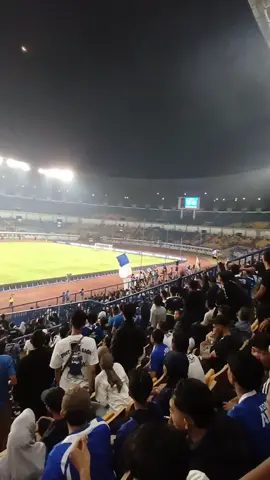 Buat prank temen #persib #persibbandung #persibday #persibjuara #bobotoh #bobotohpersib1933 #bobotohpersib #bobotohpersibbandung #viking #stadion #stadiongbla #prank 