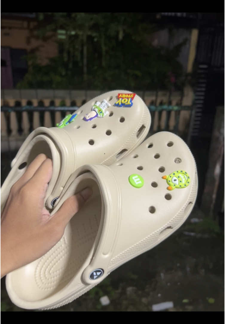 sendal baim puluhan ribu😋 #fyp #sendal #sendalcros #sandalbaim 