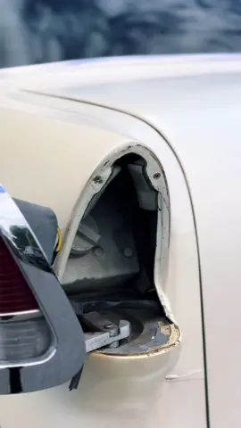 Fun fact fridayyy, this is how you fill up a 1955 Chevy bel-air ;) #funfactfriday #cars #chevy #chevybelair #1955chevy #oldcars #classiccar #gascap 