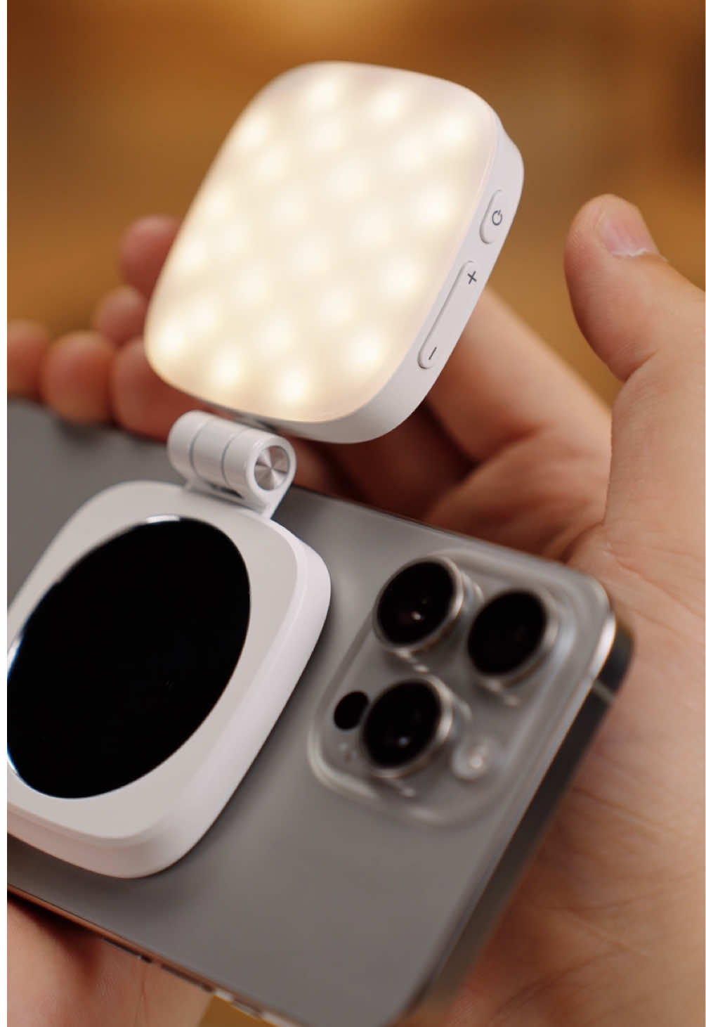 The NL48B magnetic selfie light gives you perfect lighting on your mobile phone for both selfies and shooting! #neewer #light #phonelight #selfie #makeup #DIY #iphone #magsafe #mirror