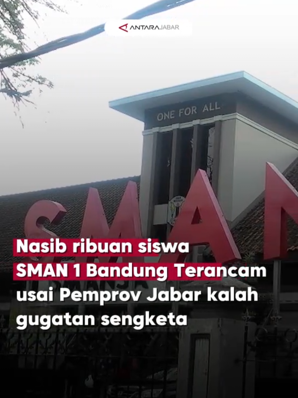 Nasib ribuan murid terancam, Tagar #SaveSmansaBandung Menggema. Setelah keluarnya putusan PTUN Bandung yang memenangkan gugatan Perkumpulan Lyceum Kristen, jagat media sosial dipenuhi seruan dukungan untuk SMAN 1 Bandung. Tagar #SaveSmansaBandung digaungkan oleh ribuan alumni sebagai bentuk protes dan kecintaan terhadap almamater. Ketua IKA SMANSA Bandung, Inyo Tanius Saleh, menyatakan kekecewaannya terhadap putusan pengadilan, namun menegaskan bahwa ini bukan akhir.  Kini pemerintah provinsi jawa barat tengah mengajukan banding atas Putusan PTUN Nomor 164/G/2024/PTUN.BDG tertanggal 17 April 2025 mengabulkan gugatan dari Perkumpulan Lyceum Kristen dan menolak eksepsi dari pihak tergugat serta tergugat intervensi. Baca berita selengkapnya di Jabar.antaranews.com Sumber: ANTARA/Ricky Prayoga Content Creator: Aldi/Ilham