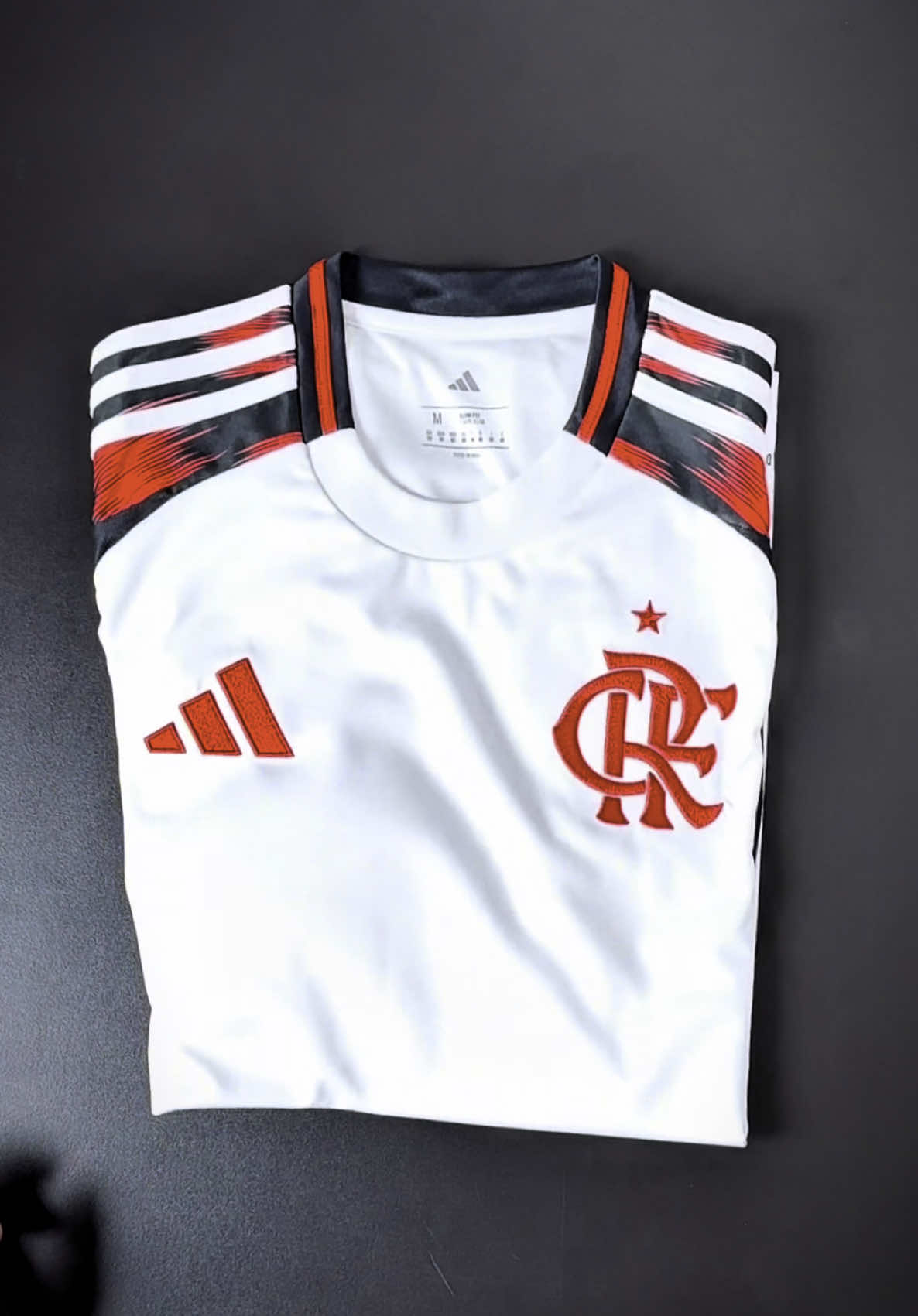 Novo lançamento do Mengão na área! 🔥 Cheia de atitude e com aquele toque rubro-negro ❤️🖤 que a gente respeita. É a Camisa II 25/26, meu parceiro… Conforto? Check. Estilo? Check. História? Sempre. Se tu ama o Manto, já sabe: corre antes que acabe! ⚡ #flamengo #camisadetime #futebol #estilo #mengão #fyp 