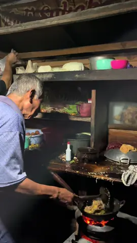 hidden gem dan untuk orang orang bersabar karna dimasak per porsi👏🏻👏🏻 #antri15 #basiyo #bakmijowo #pakbasiyo 