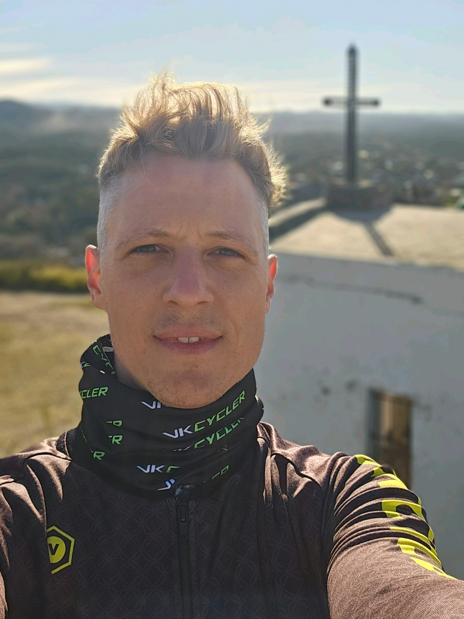 ⛰️EL MIRADOR DE LA VÍRGEN✝️ 👉Este sitio es conocido también como La Gruta Virgen del Valle. Además de la pequeña capilla en la que se encuentra la gruta, en el lugar hay un gran tanque de agua. Todo en la cima de un cerro en el que hay una inigualable vista 360° desde donde se vé incluso la ciudad de Córdoba. 🗺Se encuentra en El Pueblito, que pertenece a Salsipuedes, a media hora de Córdoba en auto (unos 30 Km.). Se llega directo por la Ruta E-53 y luego se sube hasta la cima por calle de tierra, a la altura de la Plaza Héroes de Malvinas, en una empinada subida que no supera el kilómetro de distancia. 🔰Historia de la gruta contada por el área de Turismo de Salsipuedes. Su construcción fue llevada a cabo por una familia proveniente de Italia a principios del siglo XX. En esta se colocó la imagen de la Virgen del Valle, la cual, posterior a su colocación, fue robada y vandalizada dos veces. Tras este hecho, una de las familias de la localidad de El Pueblito de apellido Saavedra regaló una virgen que fue traída desde Catamarca. Luego para proteger la Gruta los vecinos decidieron junto con la ayuda de la Municipalidad de Salsipuedes construir una capilla. Esta fue edificada entre los años 1977-1980 por los señores: Farias Alberto, Herrera Armando, Ferreyra Horacio, Torres Nelson, Chavez Eduardo, Torres Marcelo, Rodriguez Felix y Lavalle Felix. La capilla fue inaugurada por Monseñor Angel Gliacaglia. En el lugar también se celebra el día de la Virgen del Valle y se realiza una procesión de antorchas recorriendo las estaciones del viacrucis desde la base del cerro. 🚵‍♂️#outfit @vkcycler @vitnikoficial #sierras #elpueblito #cordoba #salsipuedes #sierraschicas #mtb