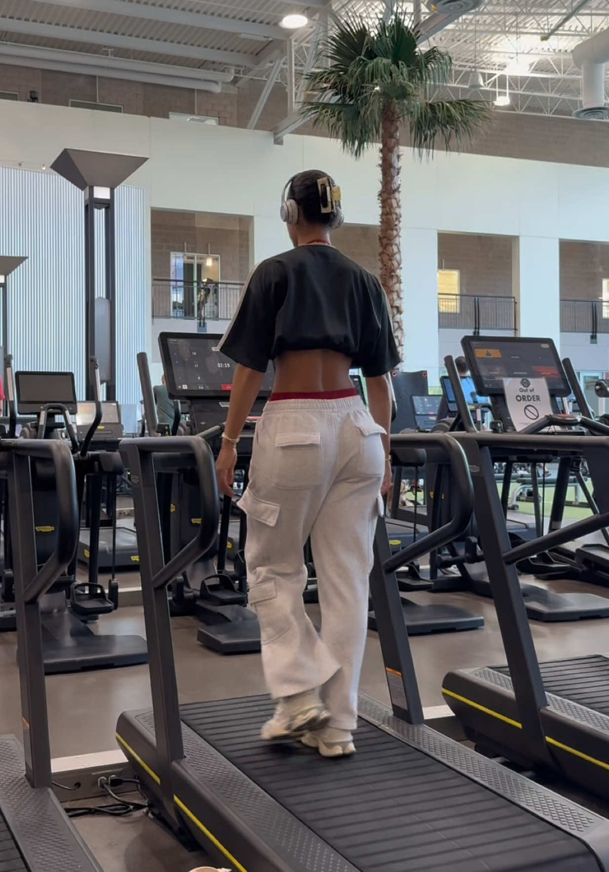 lets get into another fbf!!  gymfit: @DFYNE code: SAVANNAH workout details: -10min walk -front squat (4x12) -reverse lunge (3x20) -dumbbell jacks (3x15) -curl to press (3x12) -push up (3x8) -plank up downs (3x20sec) -plank twist (3x30)