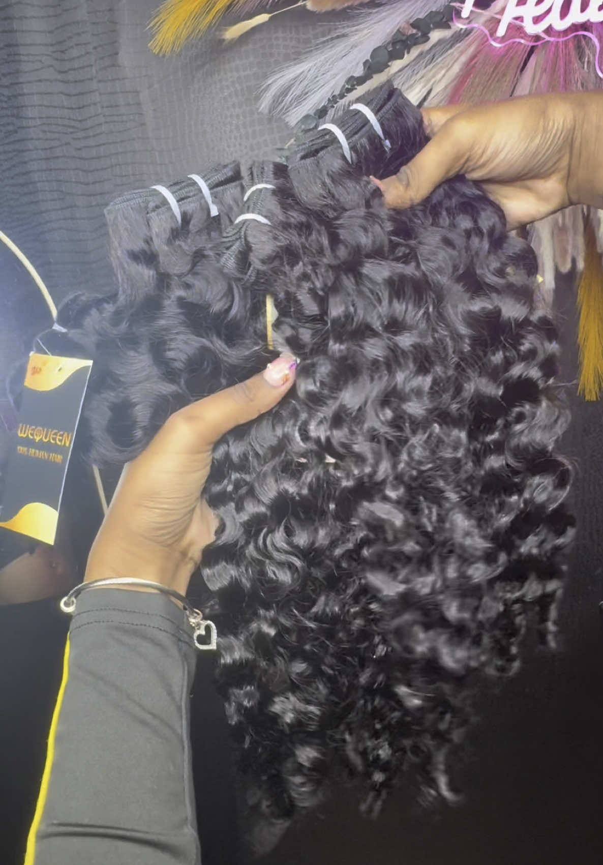 So inlove with this curl pattern 🎀! Make sure y’all get THIS hair for that flipover, you won’t regret it 🫵🏽 #wequeenbundles @wequeen_hair @Wequeen store @Wequeenhair 