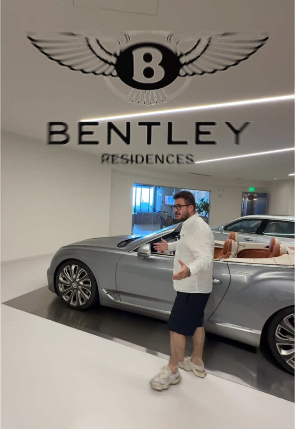 Miami Sunny Isles Beach’te yükselen Bentley Residences, benim için sadece bir bina değil; tasarımı, mühendisliği ve sunduğu yaşam tarzıyla ikonik bir vizyonu temsil ediyor. 62 katlı bu projede her detay özenle düşünülmüş ve farkını ilk bakışta hissettiriyor. En etkileyici yönlerinden biri, aracınızla doğrudan dairenize çıkabildiğiniz “Dezervator” (-araba asansörü) sistemi. Bu sadece konfor değil, aynı zamanda benzersiz bir deneyim. Burada yaşamak, sadece bir ev sahibi olmak değil; her gününüze değer katan, özel bir deneyimin parçası olmak demek. Detaylar için bize ulaşın