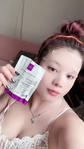 📣Tiếp tục chơi lớn #maskABO .  ✨ Mặt nạ ABO - Bảo bối phục hồi tái tạo da Chiếc mặt nạ với hơn 80% bảng thành phầm gồm toàn là dưỡng chất ➖Complex Hyaluronic acid: Hoạt chất vàng cấp ẩm cấp ẩm, làm dịu, tăng sức đề kháng, tạo độ căng bóng cho da ➖Panthenol: dưỡng ẩm, phục hồi, xây dựng hàng rào bảo vệ da ➖36 % chiết xuất quả hắc mai biển : phục hồi, tái tạo, tăng độ đàn hồi da ➖21 % chiết xuất cỏ mực chống oxy hóa và làm dịu da ➖21 % chiết xuất trái nhàu giúp tăng tính đàn hồi, chống dị ứng, chống lão hóa 😊Với bảng thành phần cực đỉnh sẽ giúp làn da của bạn mềm mượt, căng mịn, dịu mát tức thì ngay sau lần sử dụng đầu tiên. Sản phẩm phù hợp với mọi loại da, kể cả da nhạy cảm