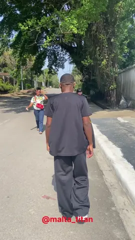 Blague d’objet invisible 🤣😂🤣😂 #reel #camerountiktok🇨🇲 #prank 