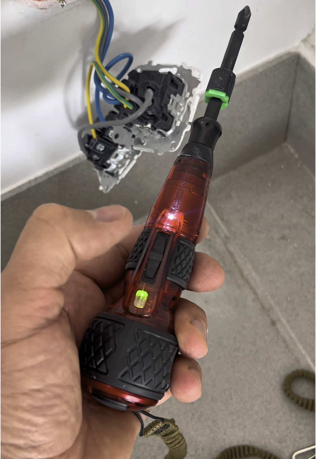 Ideal electric screwdriver for small jobs.  Идеальная электрическая отвертка для мелких работ. Destornillador eléctrico ideal para pequeños trabajos. #vesseltools #vesselscrewdriver #vessel #screwdrivers #electricscrewdriver #toolsforlife #professionaltools #japantools #besttools #hvactools #hvactools #инструменты #spainlife 