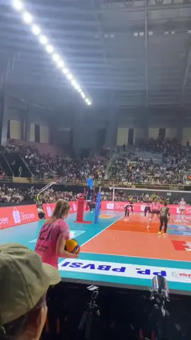 detik-detik kemenangan Popsivo Polwan atas Gresik Petrokimia. #proliga #proliga2025 #finalfour #volleyball #volleyballworld #gorjoyoboyokotakediri #kediri24jam 