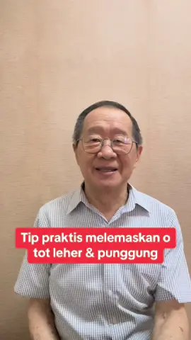 Tip praktis melemaskan otot leher dan punggung.🙏 Banyak orang yg mengeluh pegel2 dan nyeri di Leher, pundak dan punggung (entong2, belikat, scapula) krn sifat pekerjaan yg banyak nunduk.😳 Nah saya beri Latihan sederhana ttp bermanfaat utk lemaskan otot2 tsb shg Anda merasa enak Dan relax.😄🌹😄 Anda mau sehat?  Cobalah dan tuliskan dikolom Komen pengalaman atau kl ada pendapat lain.👍 Jgn lupa follow video saya selanjutnya utk dapatkan tip2 praktis berikutnya.🌹 #drquirinusspkfr#dr.quirinus#drspkfr#nyerileher#nyeripundak#nyeripunggung#dr.quirinussurabaya#dr.quirinusspkfrsurabaya#. 🙏🌹🔥🌹🙏