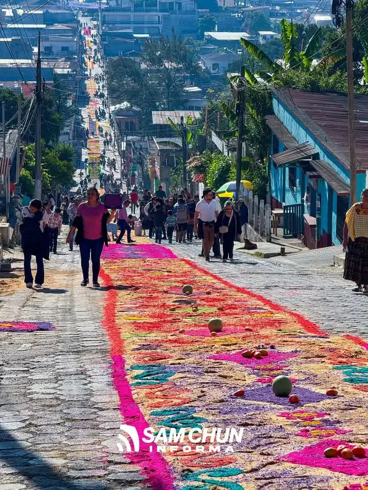 ✝️🍇San Cristóbal Verapaz en Semana Santa: un tapiz de fe y color En cada grano de aserrín teñido vive la devoción de un pueblo. Las calles de San Cristóbal Verapaz #GUATEMALA se transforman en un lienzo sagrado, donde manos entregadas dan forma a alfombras que desbordan color, tradición y fervor. Una obra efímera, eterna en el corazón de quienes la viven.🌿 mi tierra mi hermoso cuna donde nací#502🇬🇹♥️ #FCXFLORIDA🌴🌵 #INTERNACIONAL 