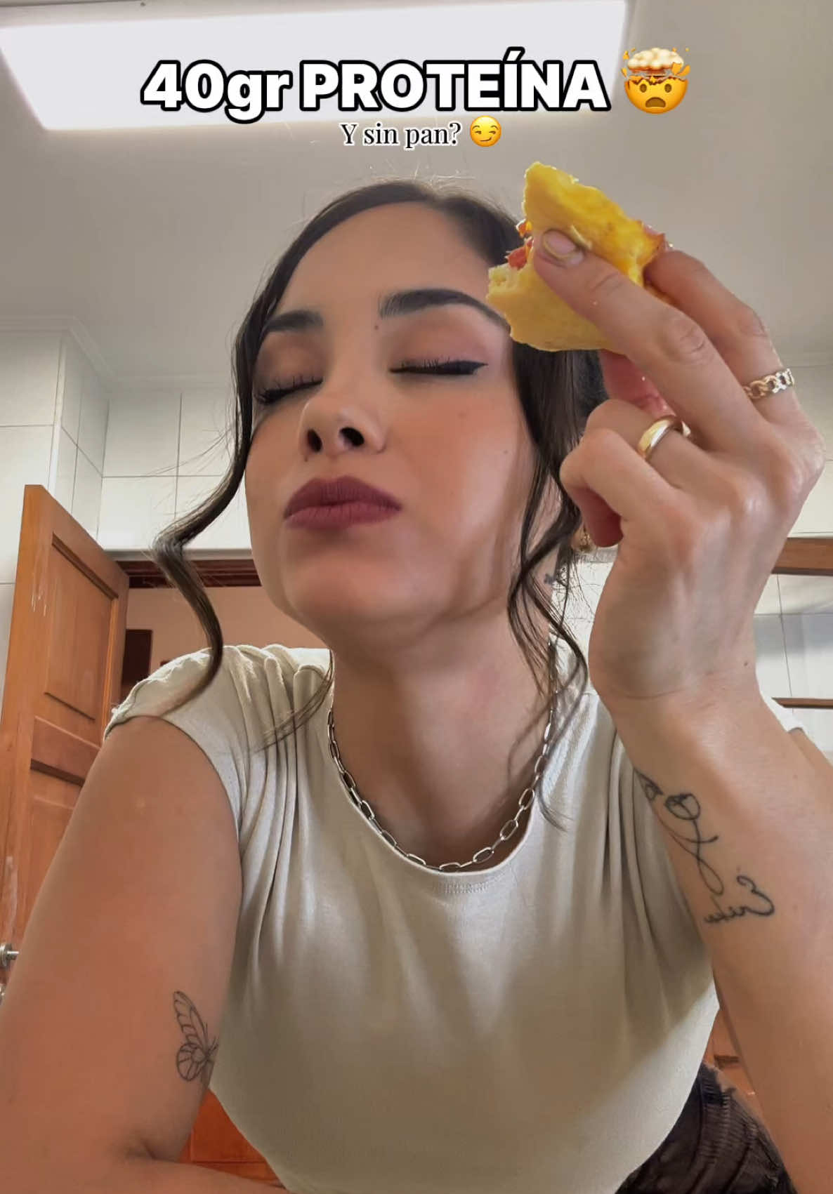 No pensé que iba a quedar TAN bueno pero wow🤯 Receta sin harinas, 40g de proteína y se hace en 15 minutos mientras ordenas tu bolso del gym 😏 Ideal para desayuno, cena o almuerzo express sin culpa y con harta saciedad 🔥 Te juro que si buscas aumentar masa muscular o comer más proteína sin complicarte, ESTA es la receta.  Como siempre, recetas realistas y fáciles para no complicarnos 💖 Si te animas a probarla dejame un comentario 👀 y etiquétame cuando la hagas!  Guarda este reel pa cuando no sepas qué comer. 💎 Ve a mis historias destacadas y busca ProTips que te servirán para esta receta 👩🏻‍🍳 tkm  #RecetasFitness #AltaEnProteinas #RecetasVirales #FitnessChilena #ProteinRecipe #DesayunoFitness #SinHarinas #FreidoraDeAire #FitChicas #Nayafrancrecetas #Gymgirls #FitnessFood #gymrat #proteina