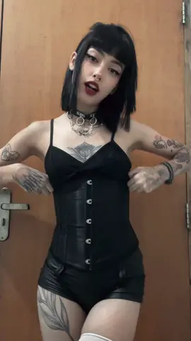 O corset atrapalha na hora de dançar #fyp #fy #alt #viral 