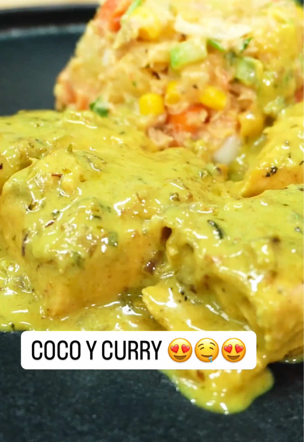Coco y Curry 😍🤤🔥 >Salsa: -Aceite de coco  -Cebolla morada  -Curry en polvo -Orégano  -Consomé de pescado (opcional)  -Leche de coco -Miel de abeja o azúcar  -Salmón Royal King -Limón -Sal y pimienta  #foodies #camarones #fish 