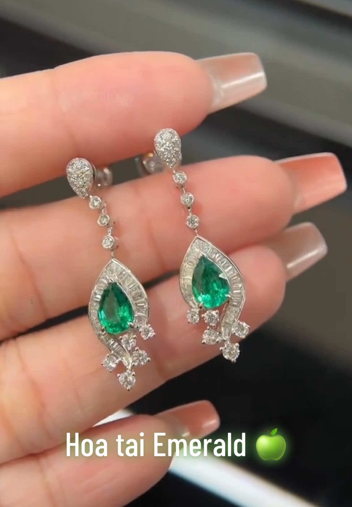 🥺cứ cách ngày là có vài người biến mất. Màu xanh lá nhưng đừng xa lánh 🌿 st: Tư Kỳ #khanhlinhgemstone #emerald #daquy #hoatai #trangsuc #earings #gemstone #jewelry 