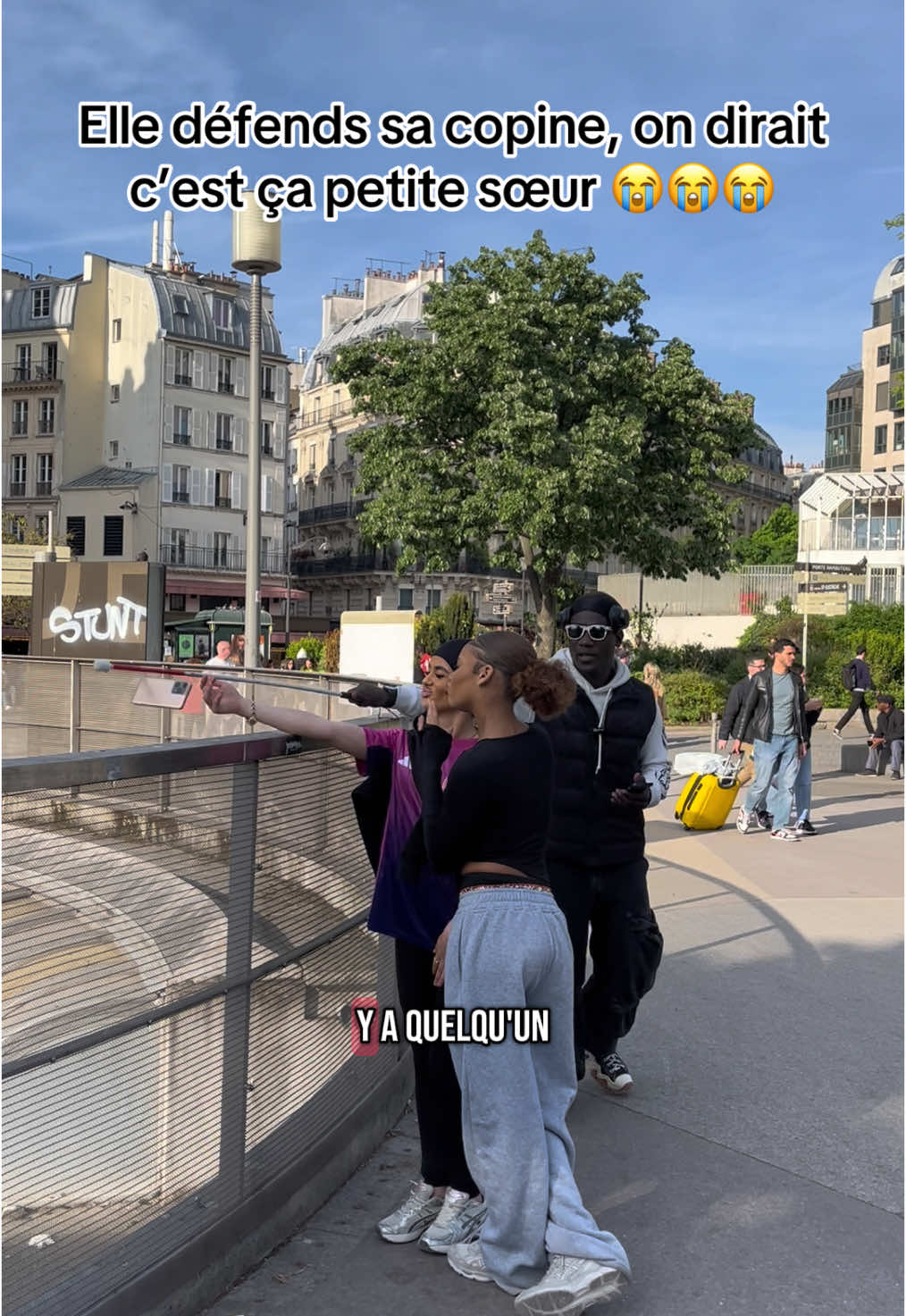 En France 🇫🇷 c’est la solidarité j’espère elle a cassé mon téléphone 📱 #😭😭😭😭😭😭💔💔💔💔 #expériencesociale #gentillesse #france🇫🇷 