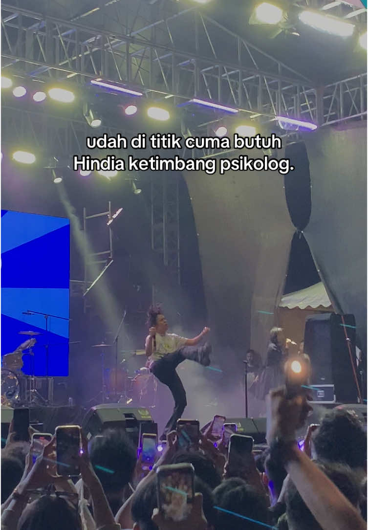 belah dadaku isinya baskara🦋🧢😨🥶😱💙 @Menfest Padang @Hindia  #hindia #baskara #feast #concert #konsermusik #song #padang #psikolog #fyp #konserpadang #2025 #berdansalahkaririnitakadaartinya 