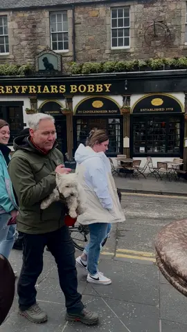 Westie meets Scotty in Edinburgh 🐶 #edinburgh #edinburghscotland #princesstreetedinburgh 