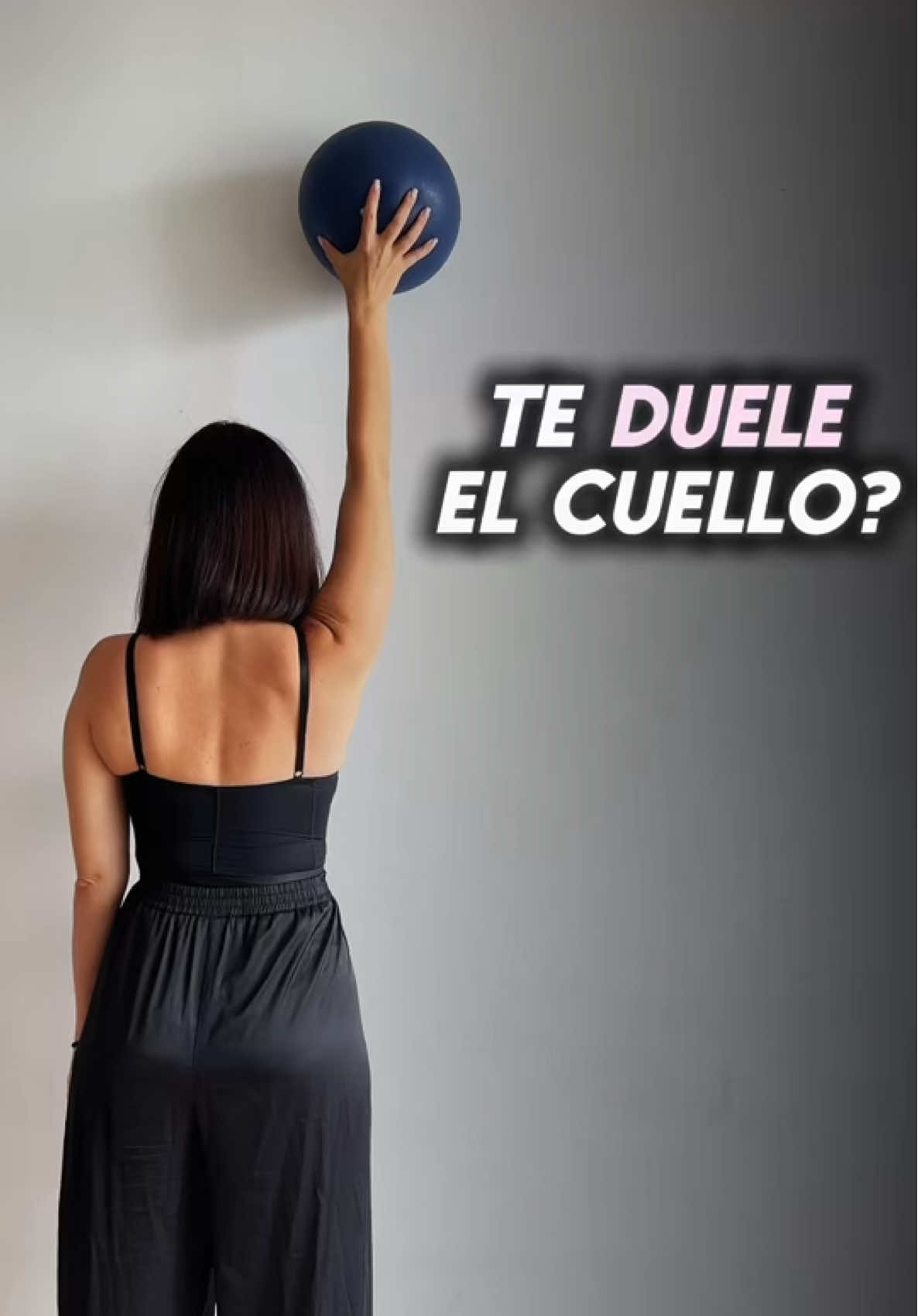❗️ El brazo tiene que estar extendido, sin doblar el codo❗️ El 60% de las personas mayores de 40 años tiene poca movilidad en los omóplatos. ¿Y qué pasa? La zona del cuello empieza a hacer un trabajo que no le corresponde: sostener los hombros. Eso genera más tensión, dolores cervicales, dolores de cabeza y hasta esa molesta joroba😔 Lo ideal es que los hombros estén bien sostenidos por omóplatos estables, no por el cuello