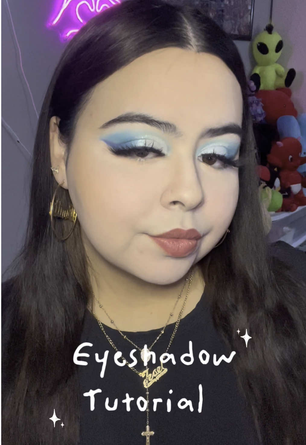 Tried to do a 90s Latina look turned out a bit more glam than I would have like but still turned out really nice!! #90smakeup #makeuptutorial #eyeshadow #eyeshadowtutorial #makeup #eyeshadowlook #tutorial #blueeyeshadow #cutcrease #blue #latinamakeup #vitiligo 