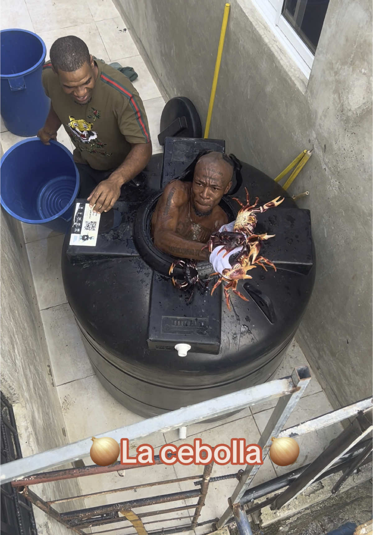 Hombre va a hacer Andres🤍🫶🏼 en base a Cangrejo encima del