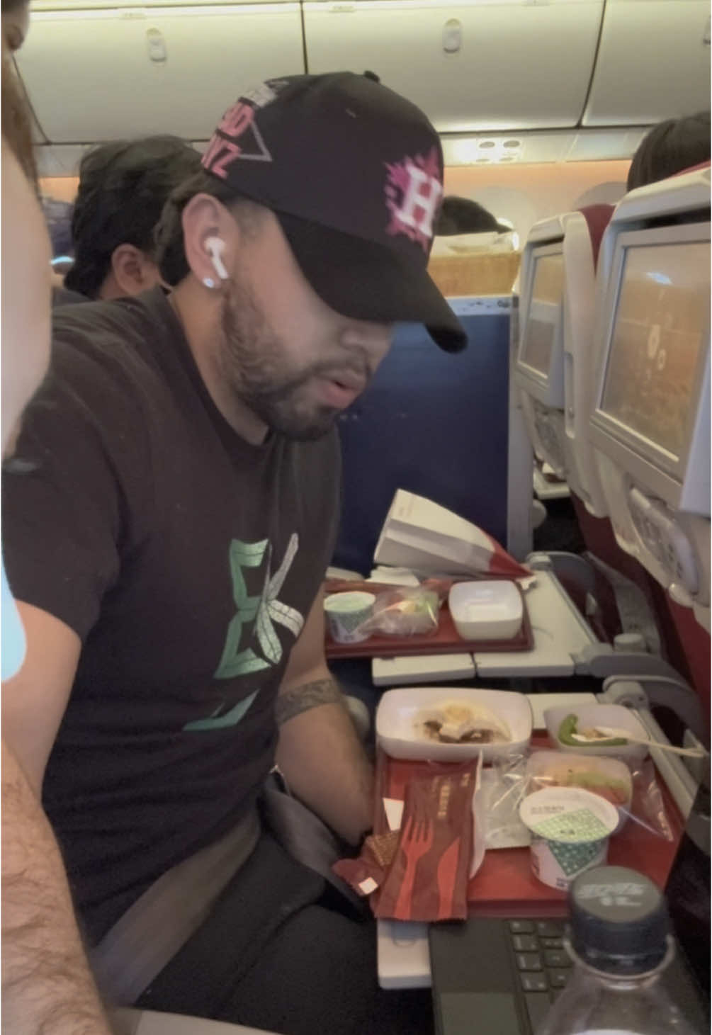 le doy un 7/10 a la comida pq amo comer en aviónes jeje, esperen mucho contenido de este viajesukiiii 