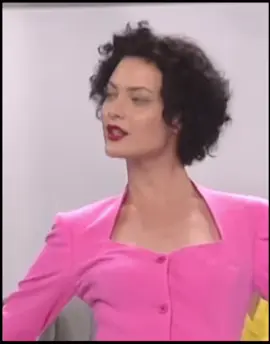 The best catwalkers OG models #Runway #fashion #fashiontok #SuperModel #shalomharlow #naomicampbell #karenmulder #yasmeenghauri #claudiaschiffer #iconicmoments #icons #iconic #1990s #isaacmizrahi #alaia #versace #fashionmoments 