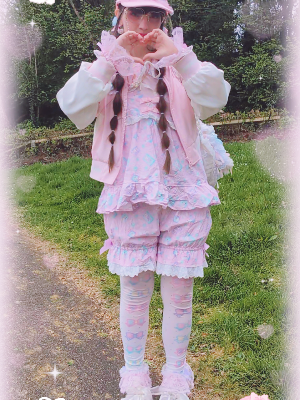 ૮꒰ ˶• ༝ •˶꒱ა ♡ fairy kei OOTD 🩷  camisole/bloomers:Nyan fancypants (anirshop) tights:Spank! hat:Uramo shoes: Mikiosakabe x JennyFax Jacket: Angelic Pretty Wristcuffs, socks: Nile Perch Bag:Gunifuni 🩷✨🩷✨🩷✨ #fairykeifashion #fairykei #pastelfashion #kawaiifashion #harajukufashion  #altfashion #japanesefashion #kawaiiaesthetic #yumekawaii #yumekawa 