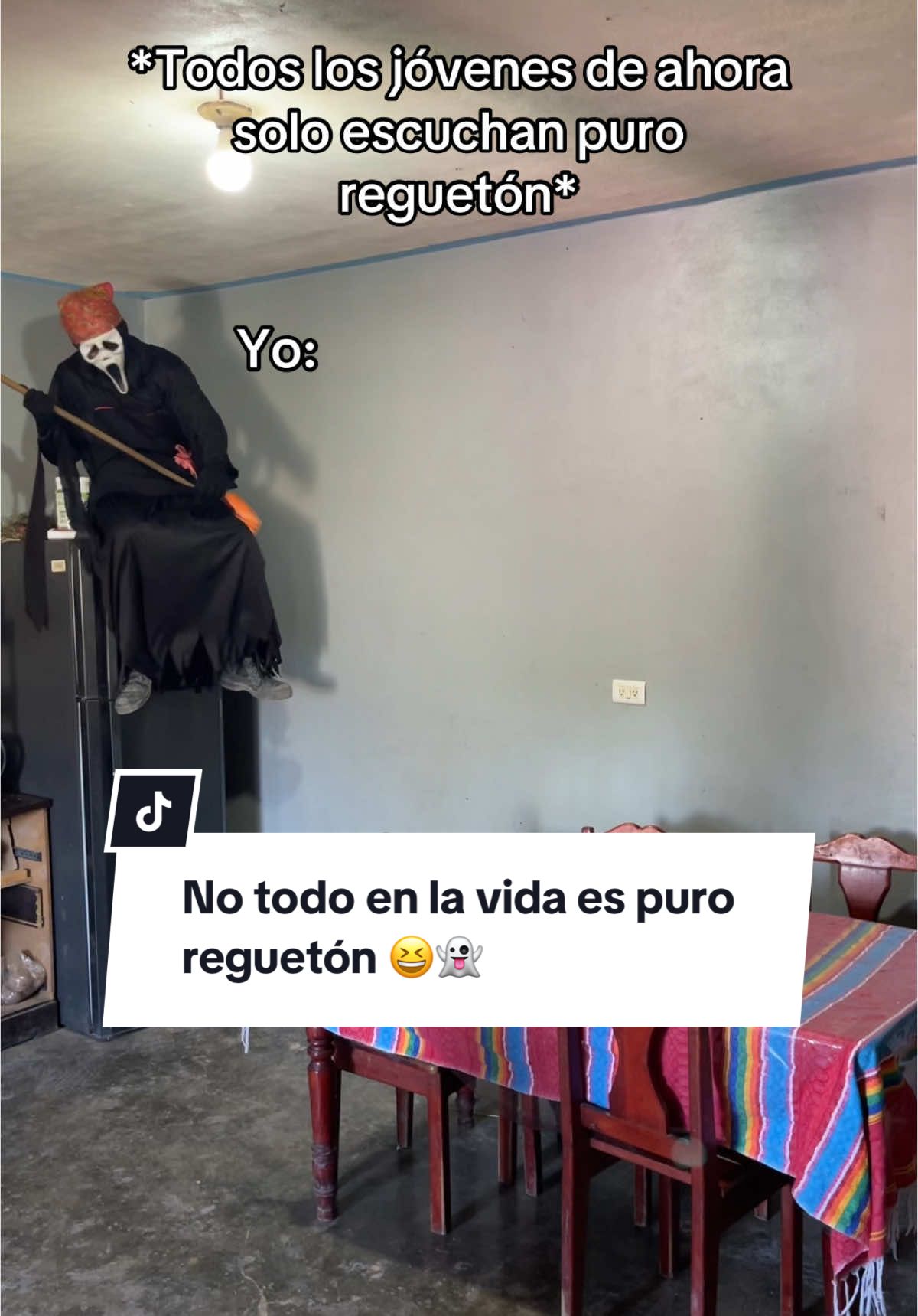 Mientras todos perrean, yo barro mis penas al ritmo de Hombres G.🕺🪩👻  #ParaTi #FYP #TikTokLatino #HumorTikTok #TiktokMexico #ContenidoRandom #SadPeroConEstilo #MeRepresenta #HumorOscuro #BarriendoLaToxicidad #MoodFantasma
